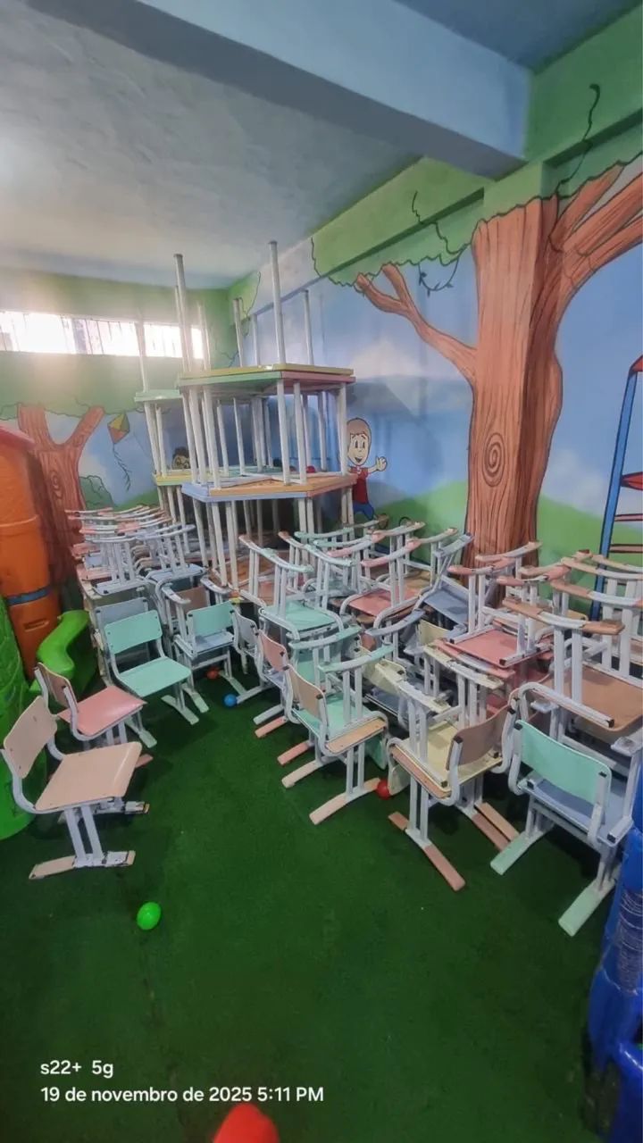 Jogo de mesa infantil com 6 cadeiras