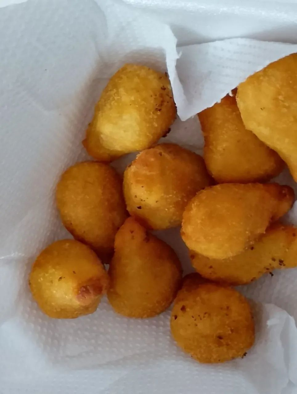 Porção de mini coxinhas de festa