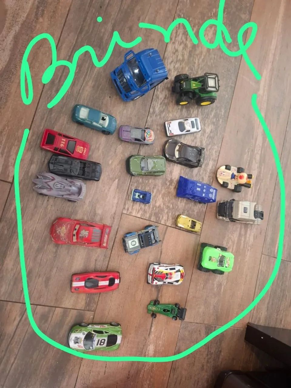 Carrinhos hotwheels e pista - Foto 5