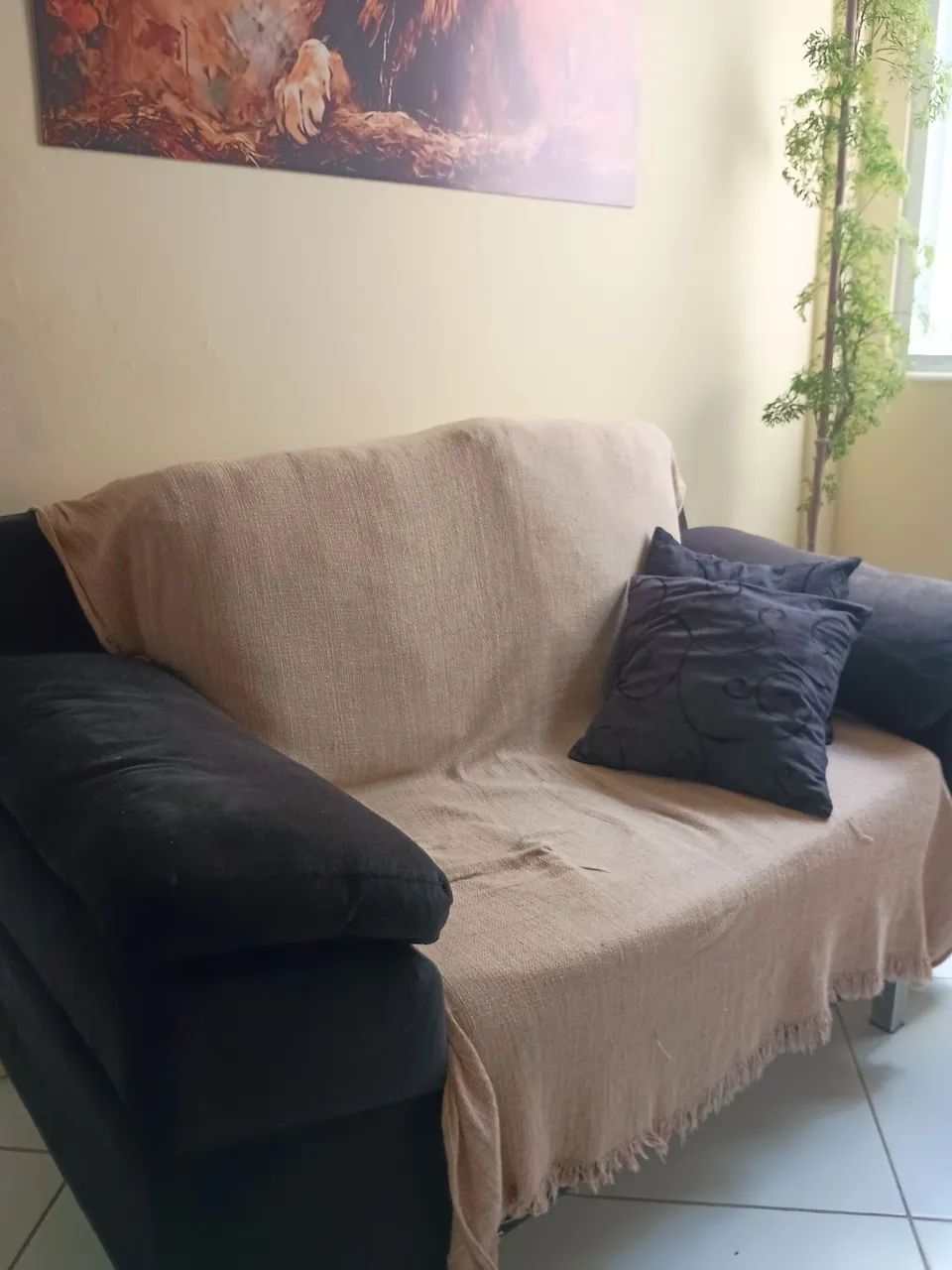 Sofá Preto almofadas maiores removíveis  - Foto 3