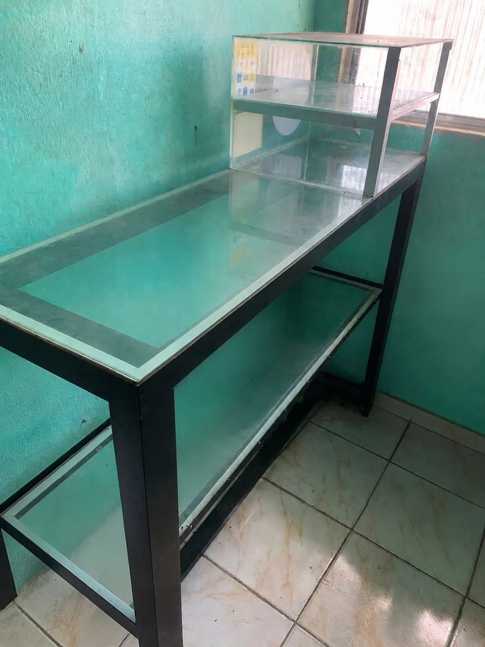 Balcão vitrine de vidro com rodinhas, ideal para loja. R$800, aceito proposta.