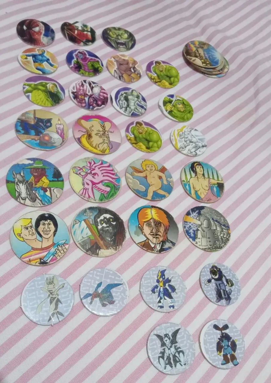 Vinte e seis tazos da Marvel comics, Buzzy Caps e medabots 