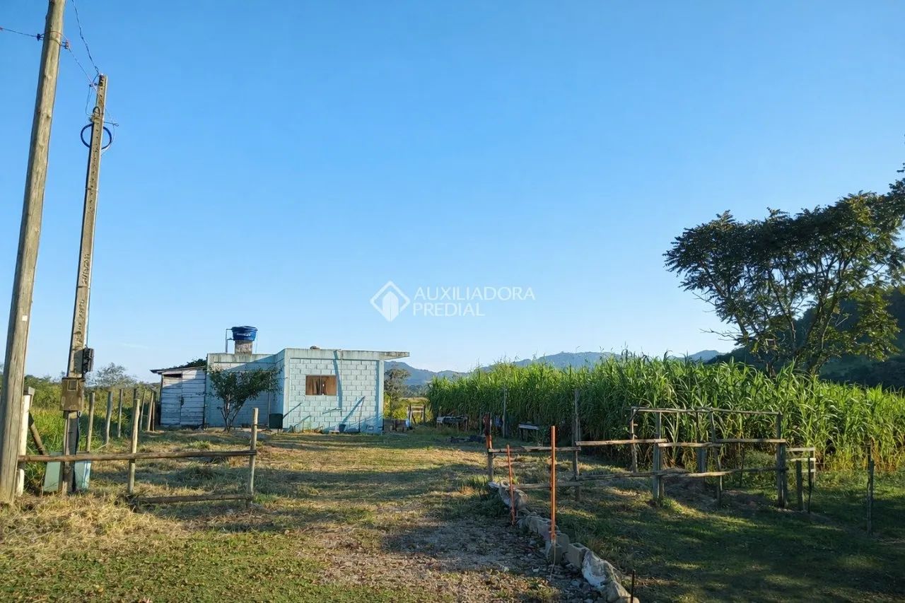 Casa de 36m2 com amplo terreno de 450 m²