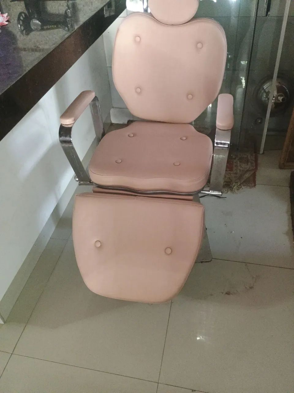 Cadeira de maquiagem em inox na cor salmon 