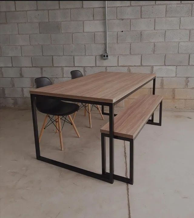 Mesa de jantar estilo industrial com 2 cadeiras e um banco 