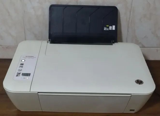 Impressora HP Desjet Advantage 2546, com os cabos, funcionando normalmente, está sem tinta