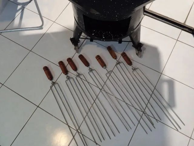 Churrasqueira a Bafo Esmaltada Globo carvão e gás P-25 com 7 espetos e rodas silicone gel - Foto 2