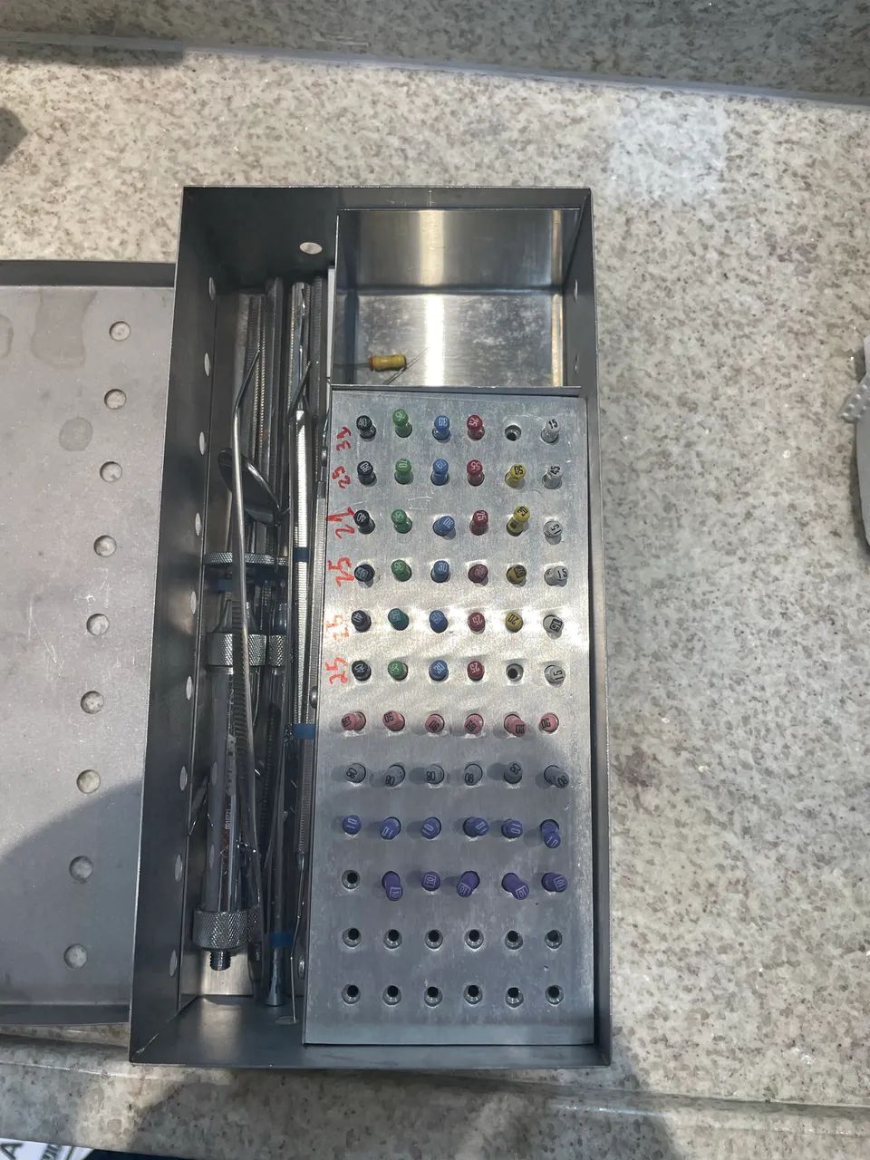 Caixa metálica com limas endodônticas - Foto 2