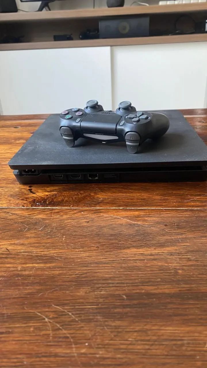 PS4 500GB com 2 controles e 1 jogo