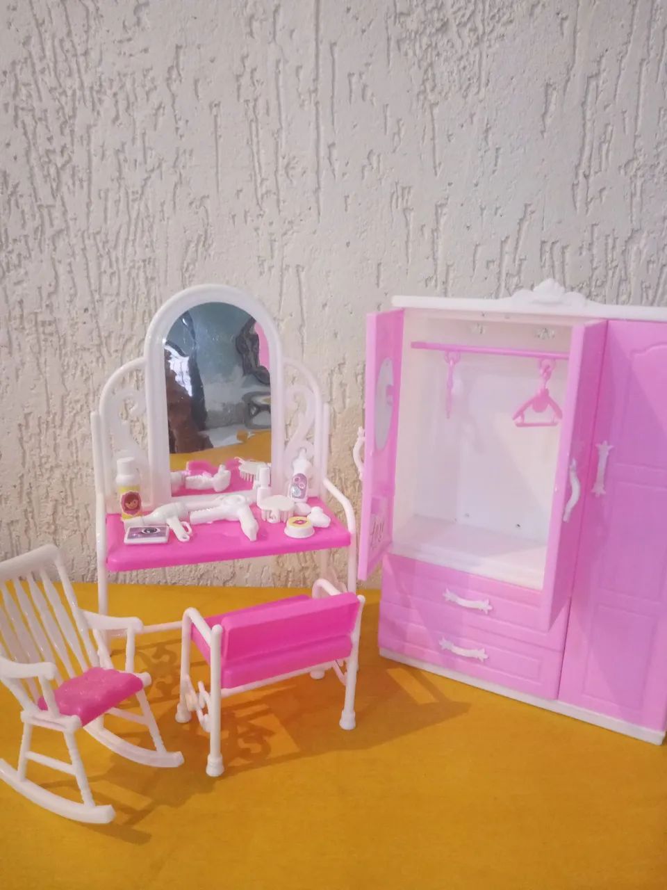 Móveis de quarto da boneca Barbie,  armário, penteadeira com acessórios e cadeiras - Foto 4