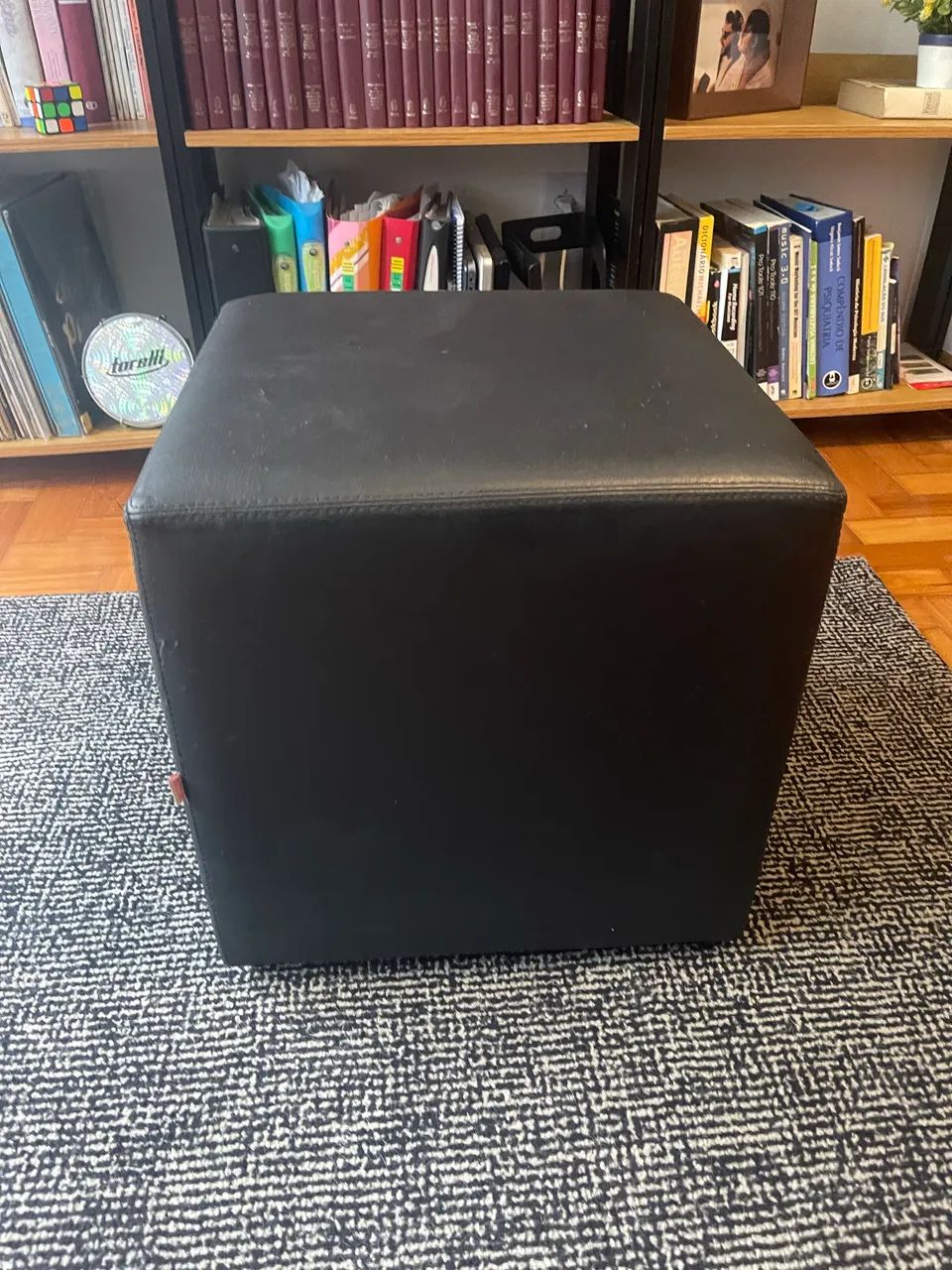 Puff preto formato de cubo