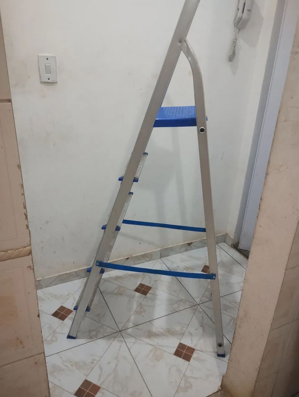 Escada de Alumínio 5 Degraus Mor - Leve, Resistente e Conservada