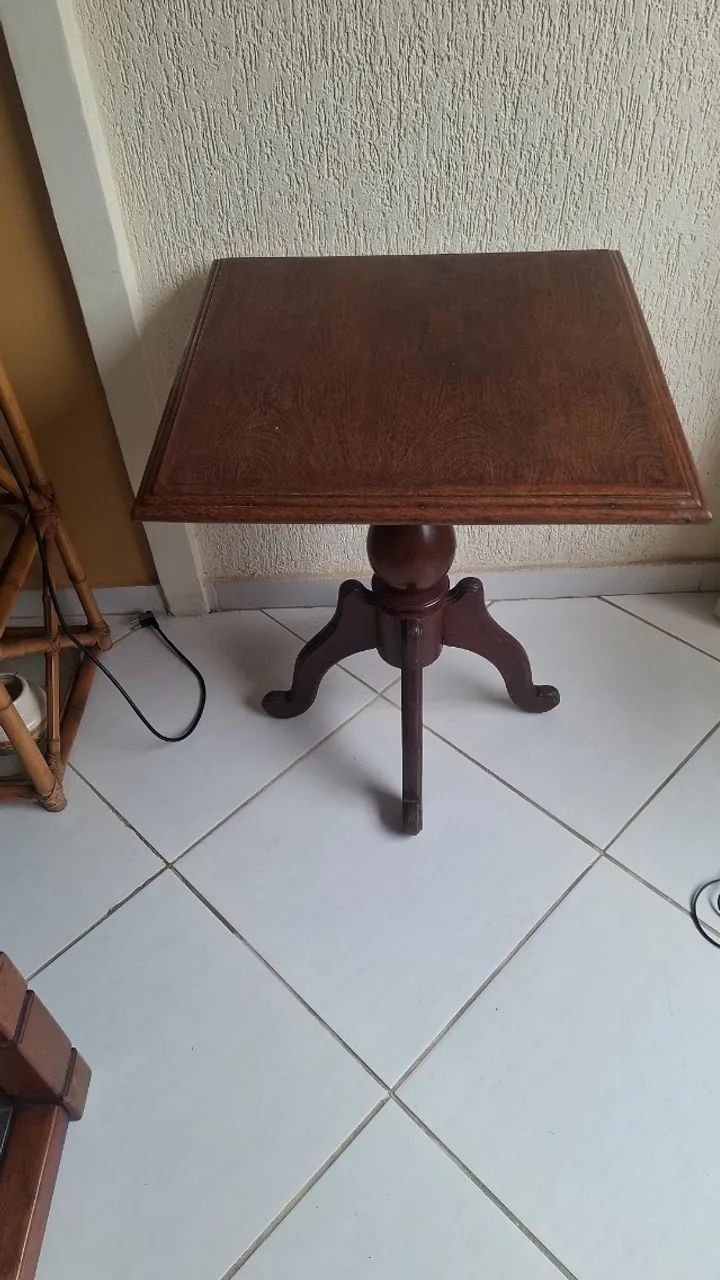 Mesa em madeira maciça