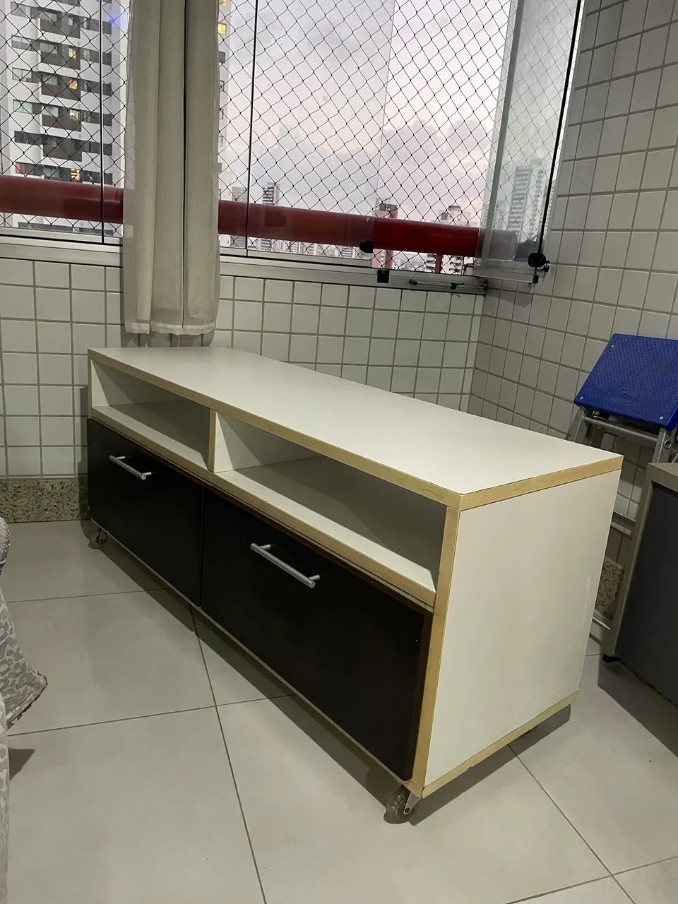 Rack para TV com 2 gavetas e nichos - Móvel de sala - Foto 3