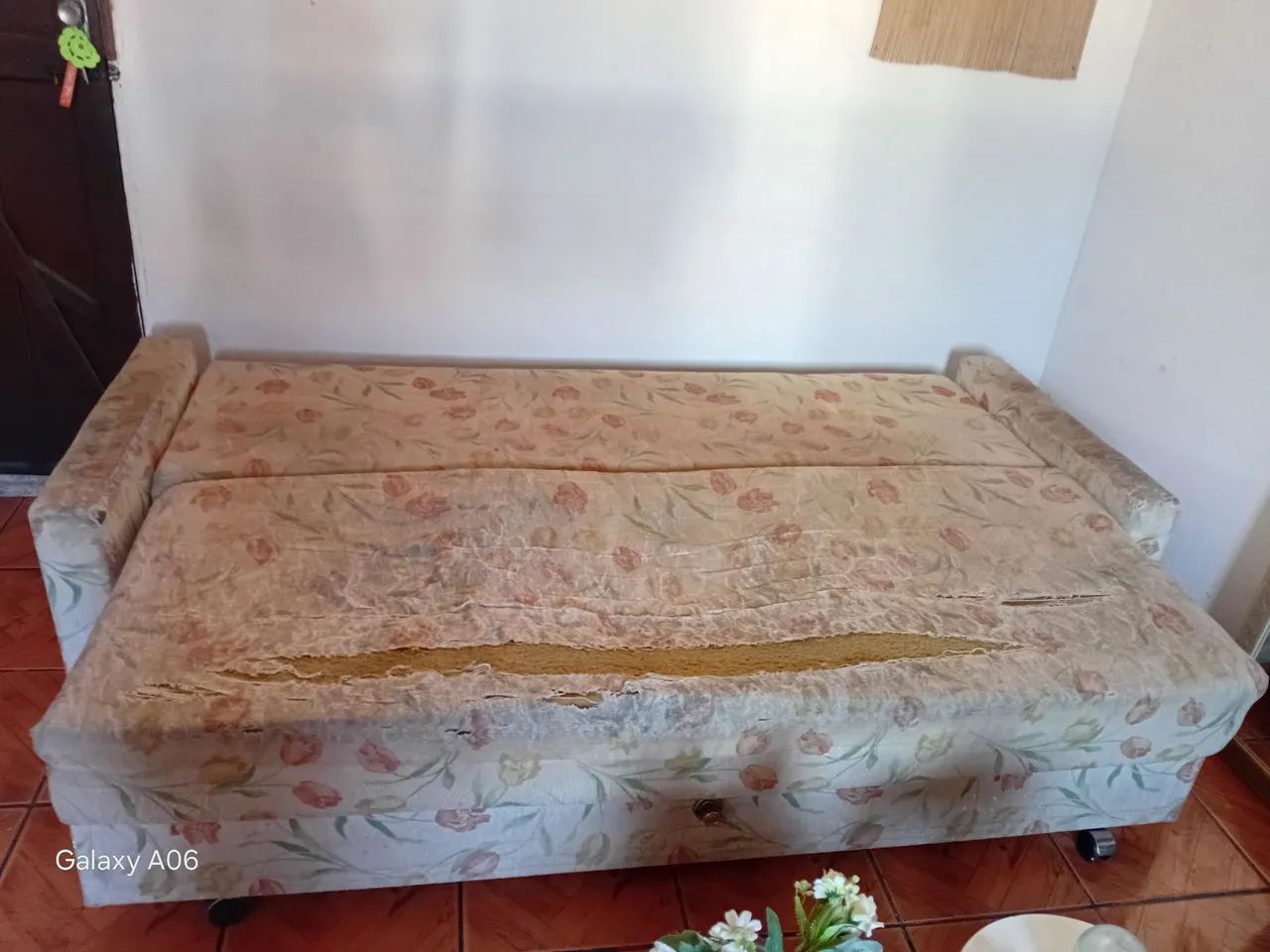 Sofá cama estilo casal precisa só reformar o tecido  - Foto 3