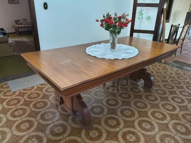 Mesa de jantar retangular grande com 10 cadeiras