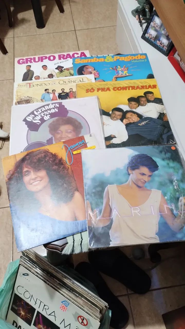 Caixa + 33 Discos de vinil  - Foto 4
