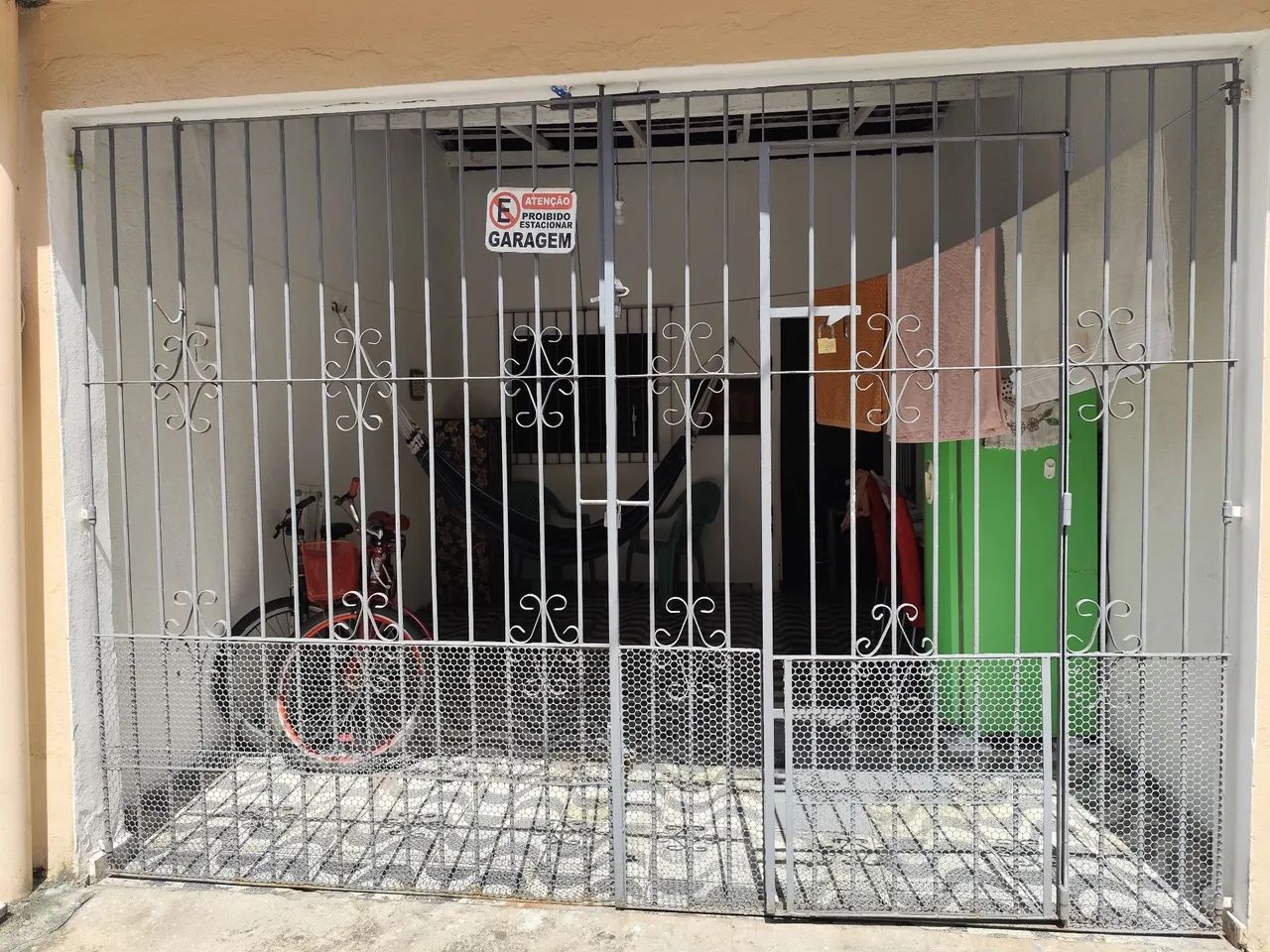 Casa de Alvenaria com mobília completa.