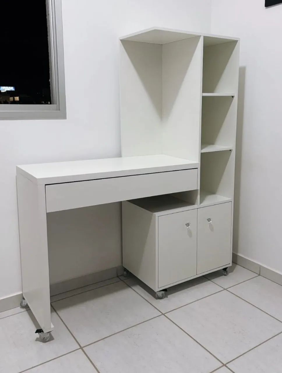Escrivaninha Com Estante/Rodízio 