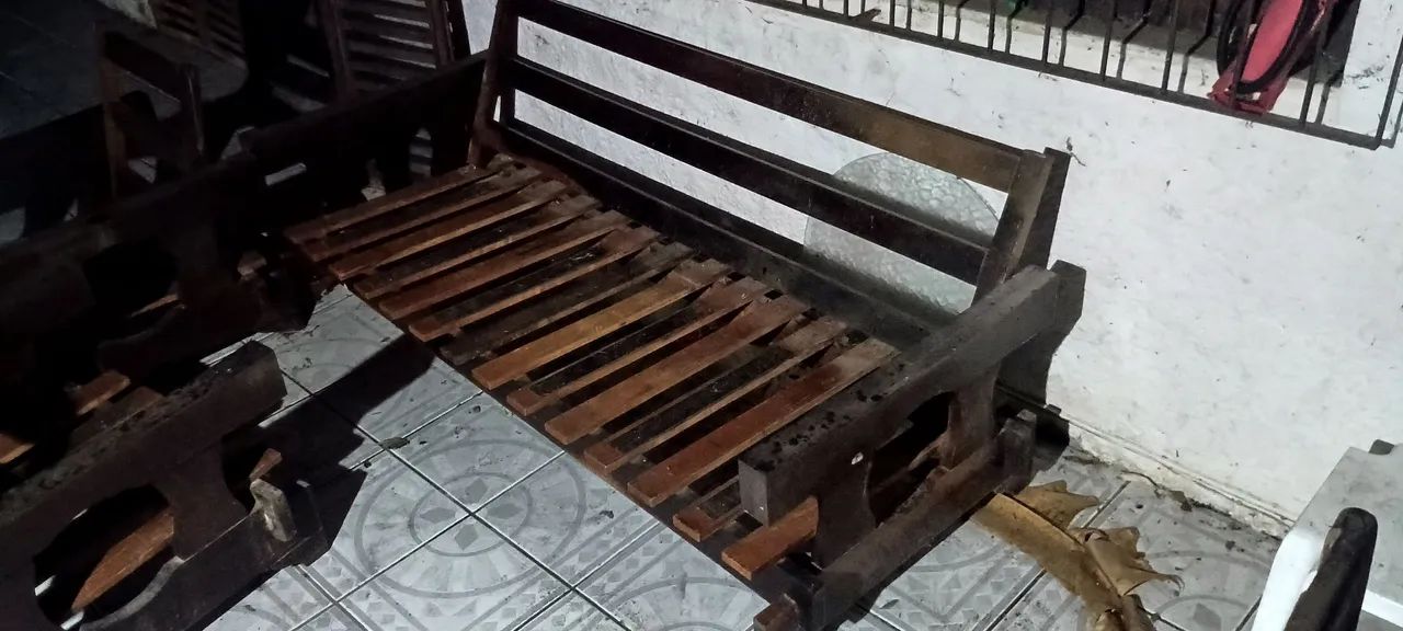 Jogo sofá 3 lugares e poltronas em madeira de lei