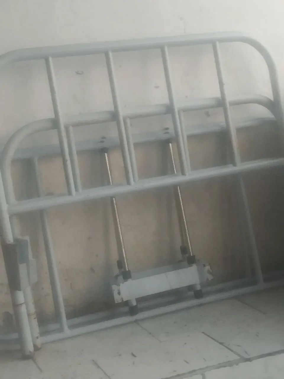 Cama hospitalar completa com a duas lavancas em ótimo estado  - Foto 2