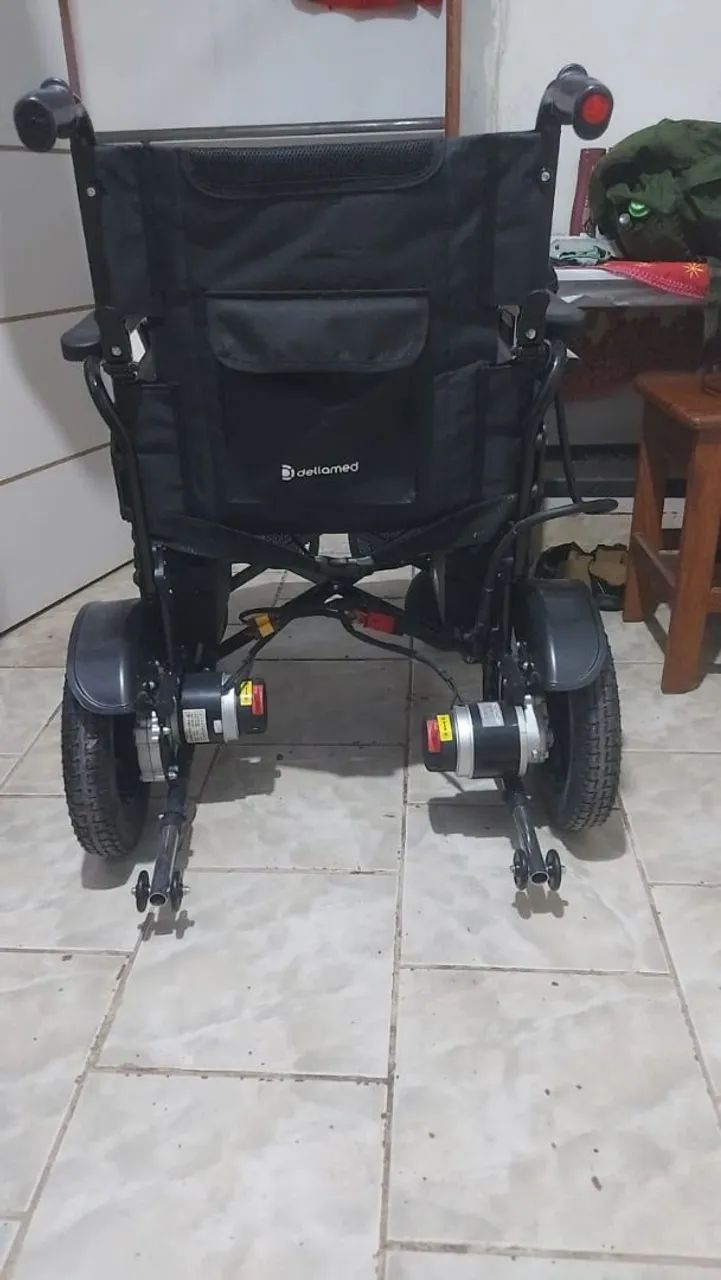 Cadeira de Roda e Muletas - Foto 2