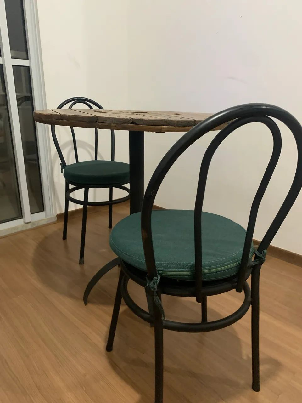 Mesa com duas cadeiras  - Foto 4