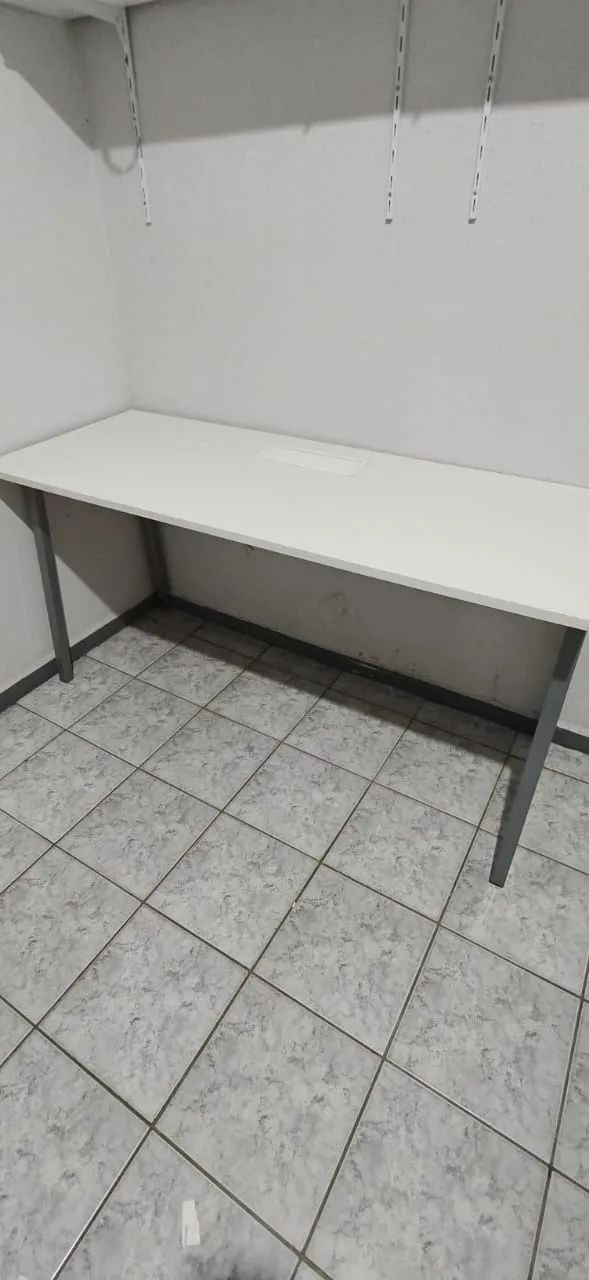 Mesa 1,80 x 0,70 com tomadas - Foto 2