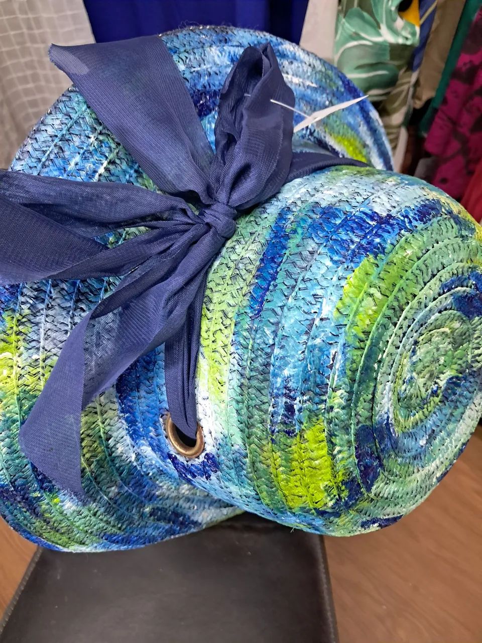 Chapéu com pintura exclusiva 