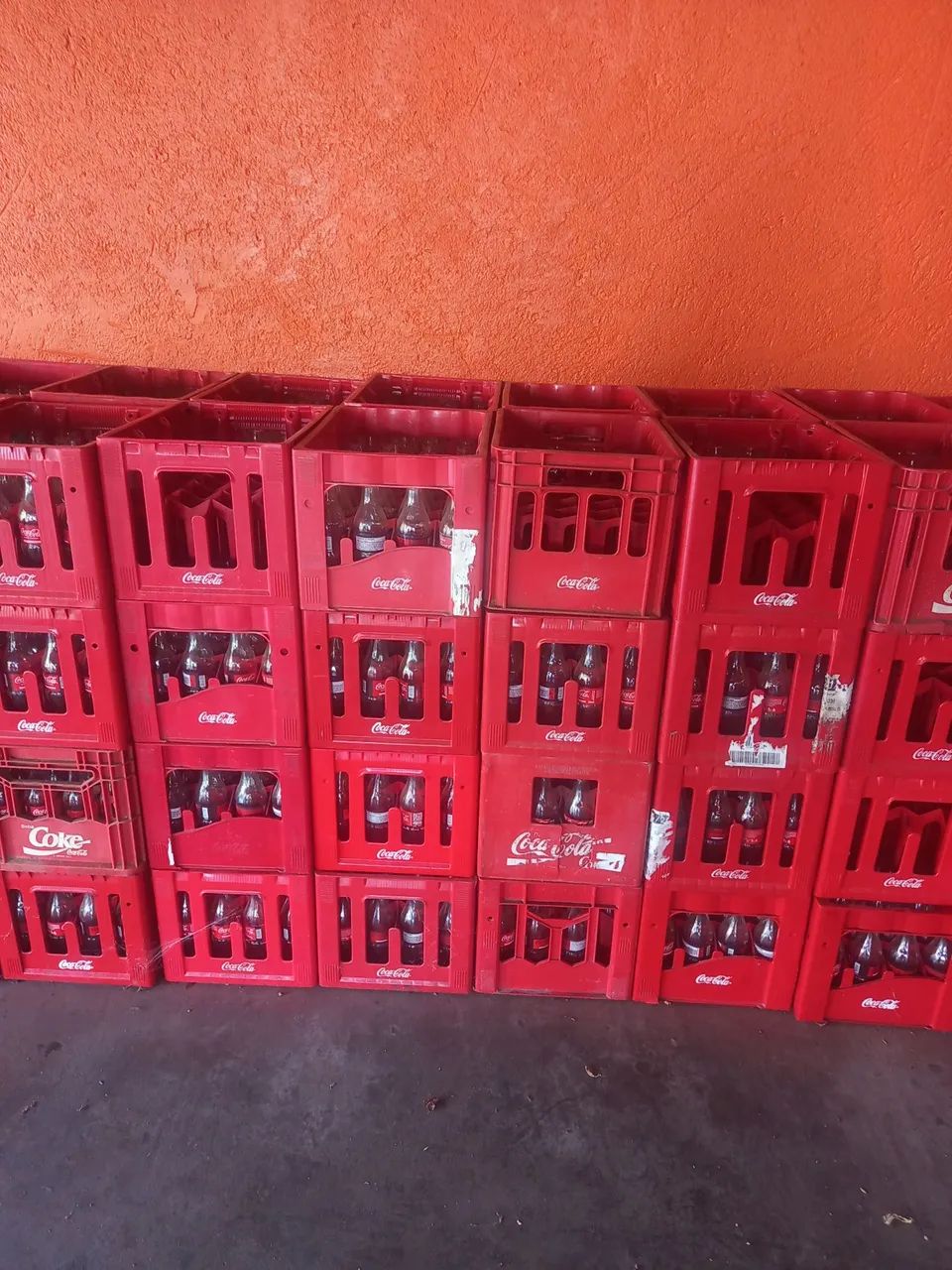 Engradado com Vasilhames de Coca Cola KS