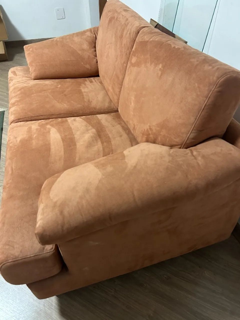 Lindo sofá seminovo de 2 lugares em tecido suede. - Foto 3