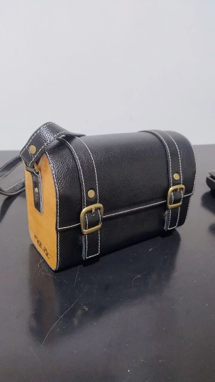 Bolsa POCKET em Couro e Madeira.