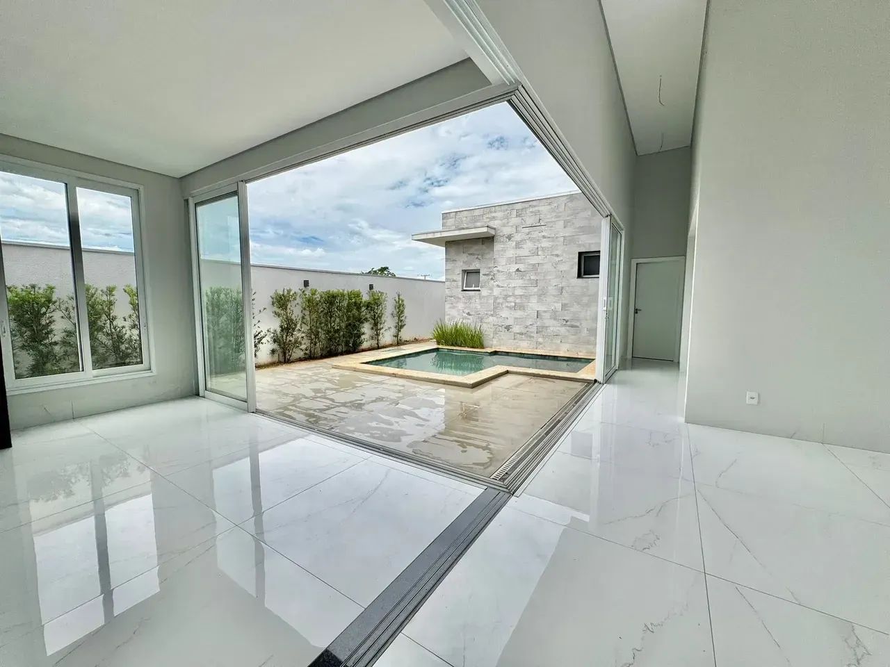 Casa térrea para venda com 234 m2 com 3 quartos no Condomínio Florais dos Lagos - Cuiabá - - Foto 3
