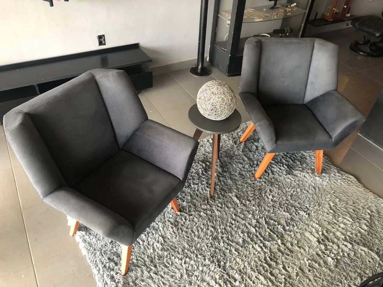 Poltronas com pés palito