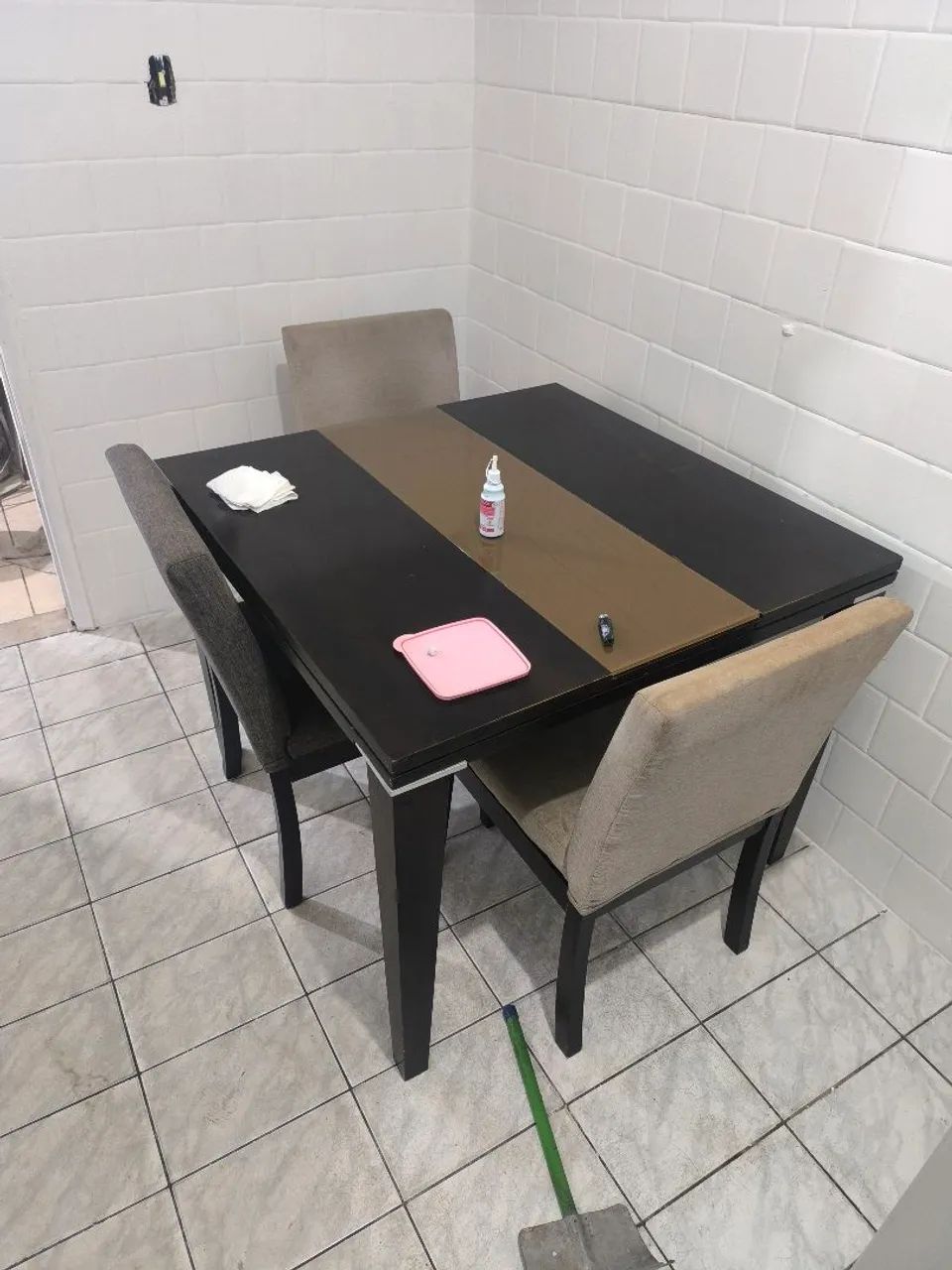 Mesa com 4 cadeiras 