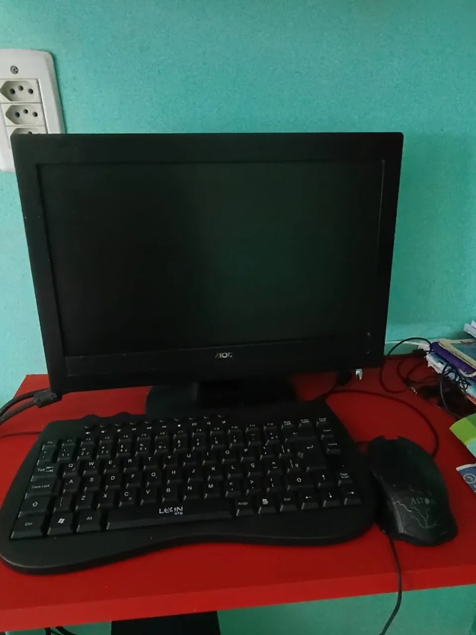 Computador AOC + painel rack de sala