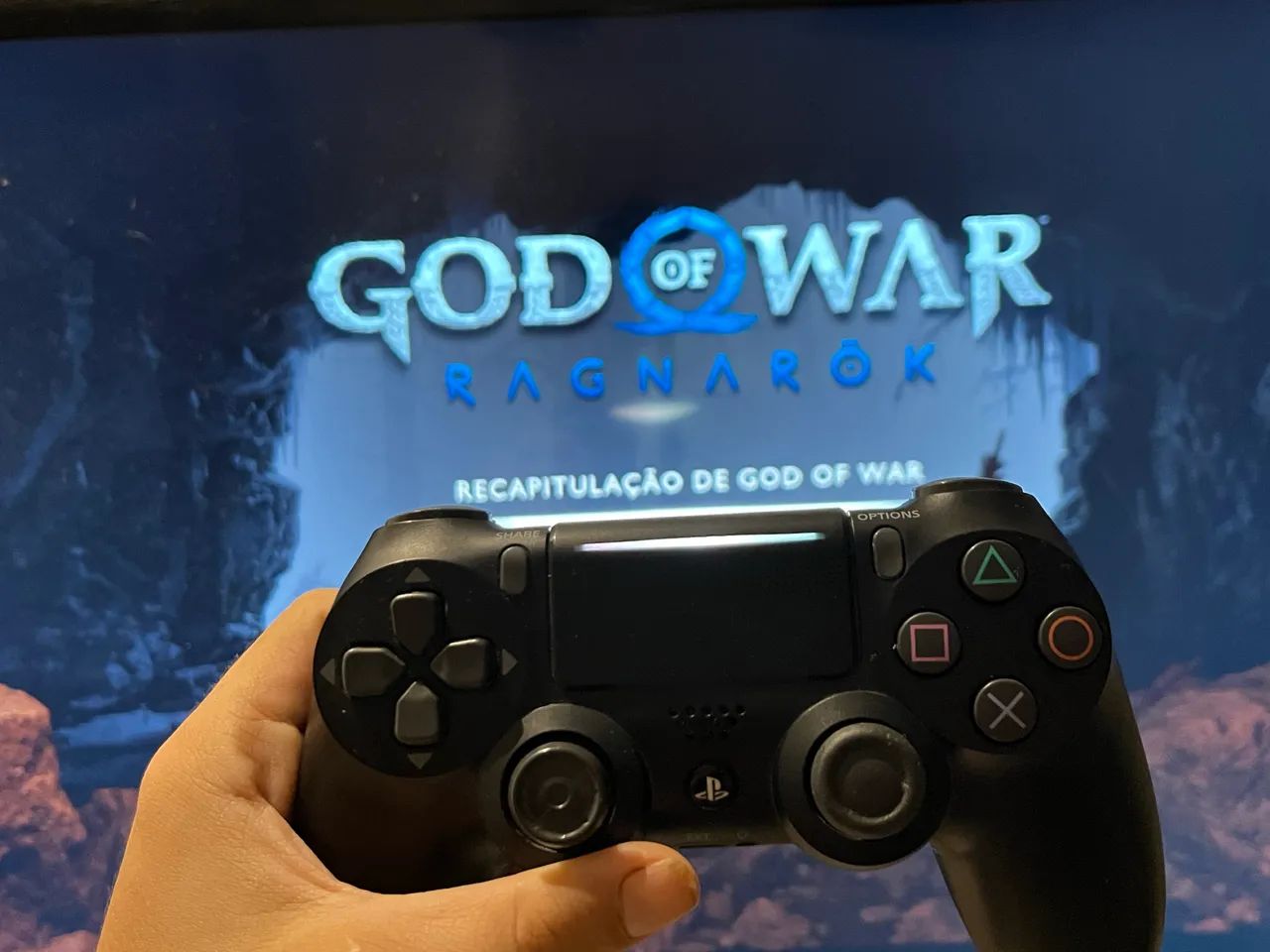 PlayStation 4 slim 1TB + Good of War Ragnarok - Foto 3
