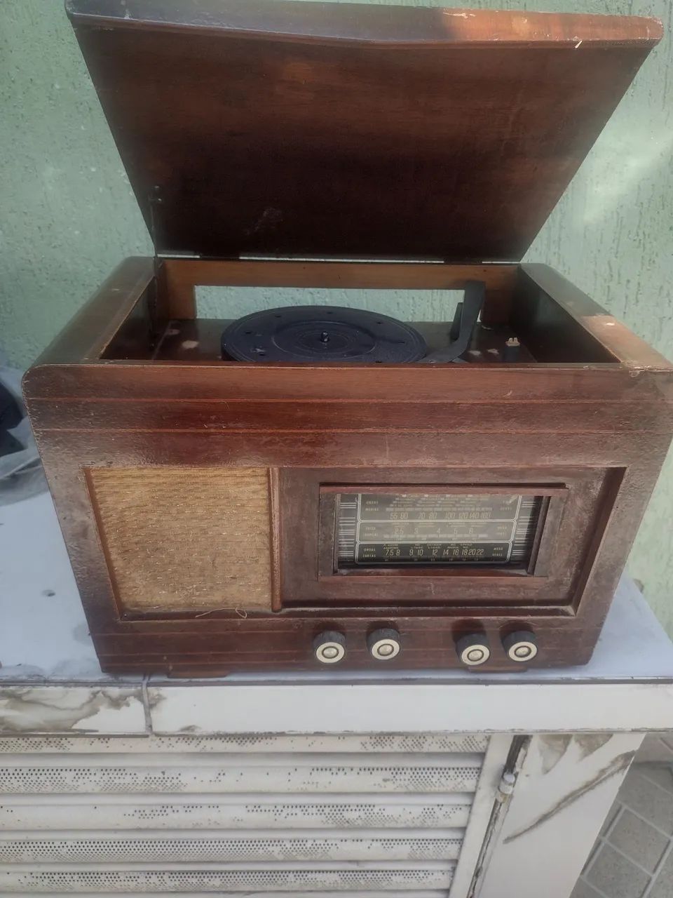 Rádio e vitrola antiga  - Foto 3