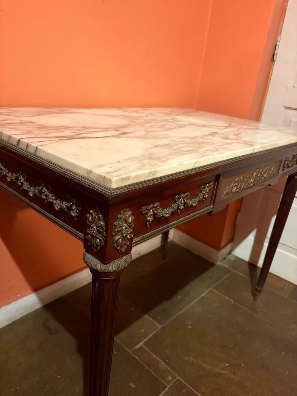 Mesa Estilo Luís XV com Mármore e Aplicações em Bronze - Foto 3