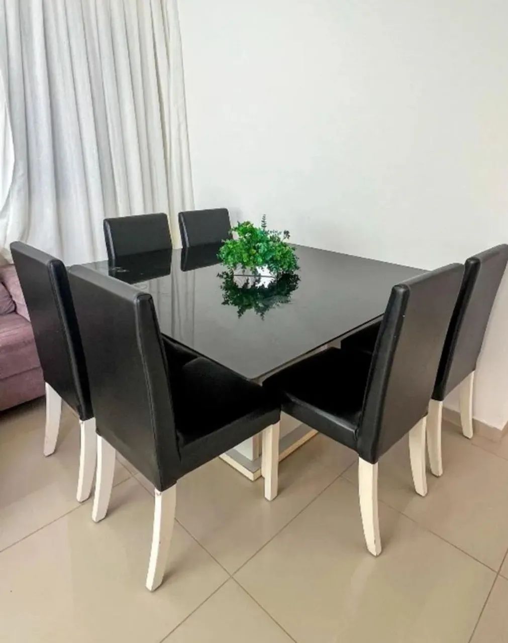 Mesa com 06 cadeiras