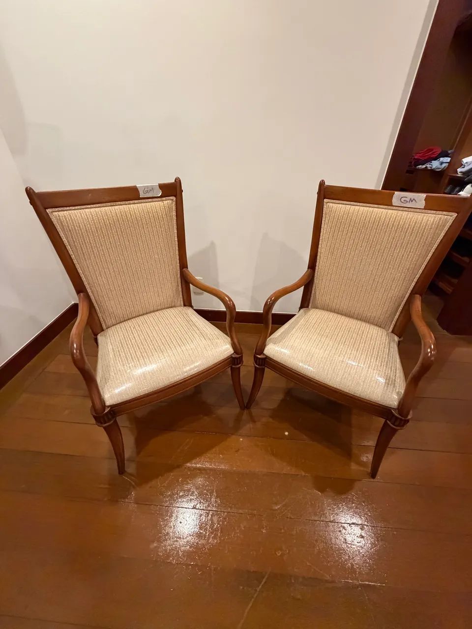 Lindo Par de Cadeiras Clássicas com Braço - Madeira Maciça e Design Elegante