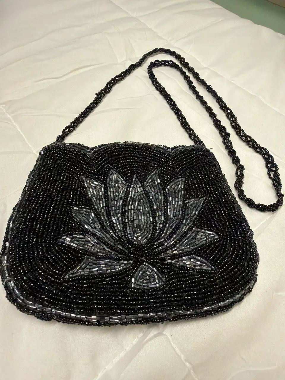 Bolsa Vintage Preta bordada com miçangas e pedrarias - Foto 2