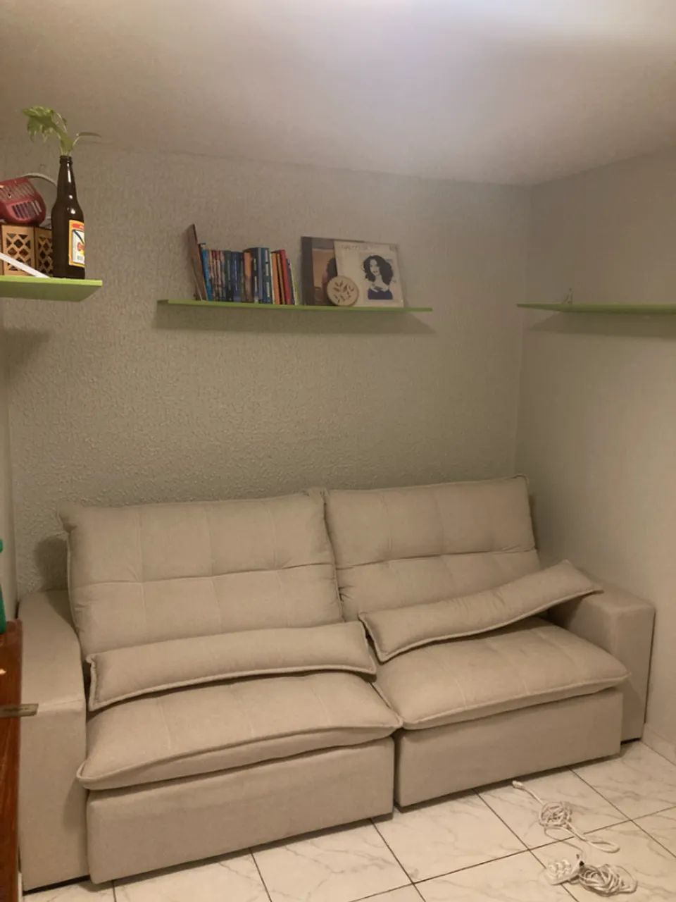 Sofá 2,40m em linho bege - R$ 1.600