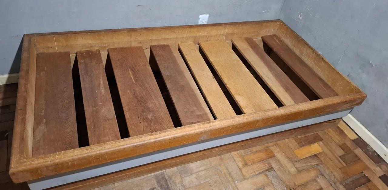 Cama de solteiro de madeira 