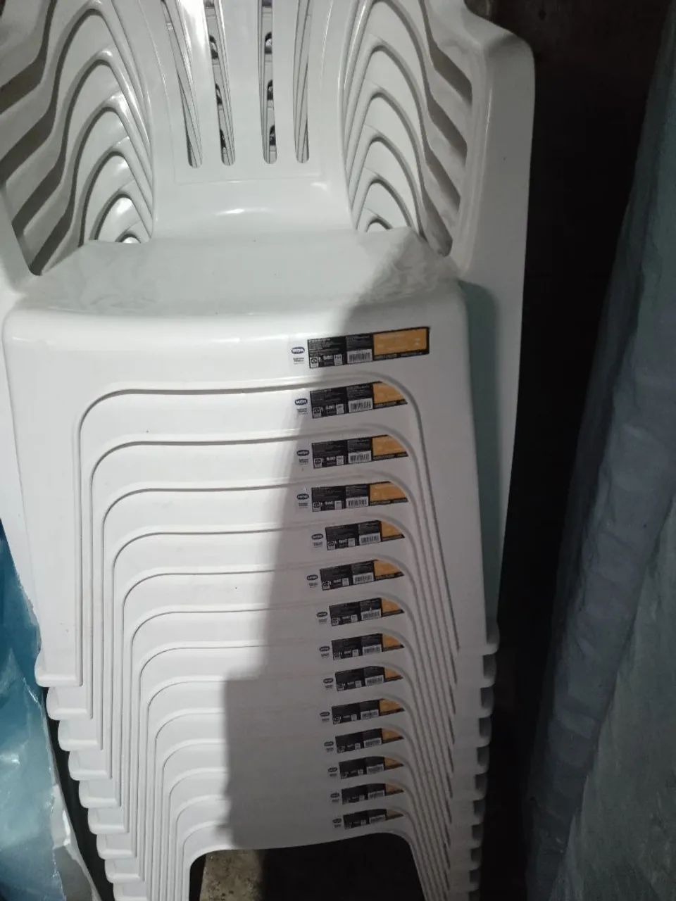 PROMOCAO Vendo 24 cadeiras plásticas novas com braço 