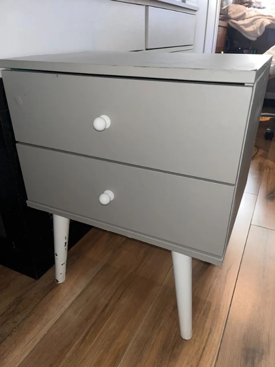Mesa de cabeceira adesivada