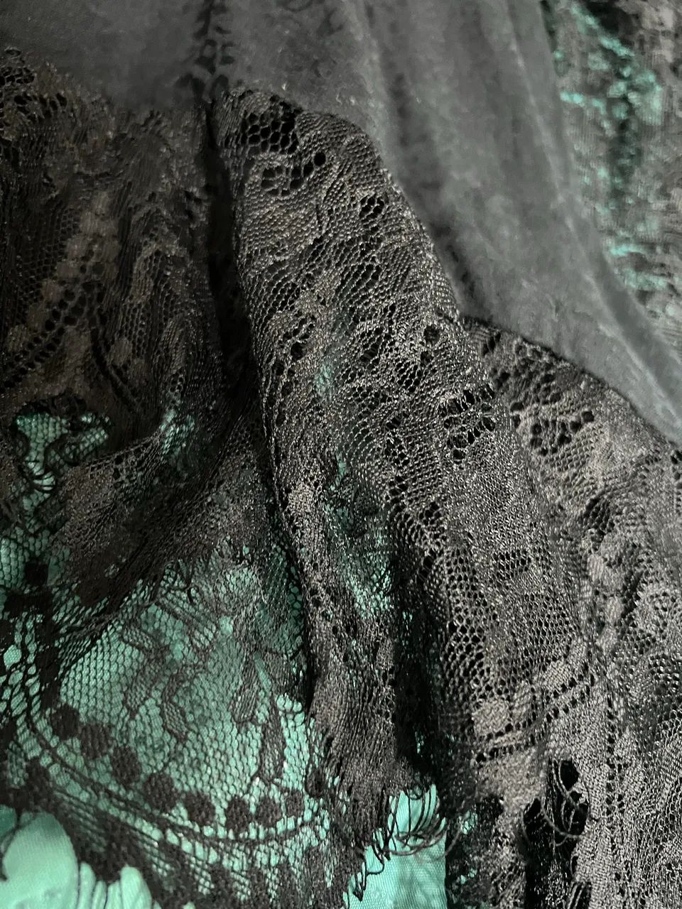 Blusa preta fluida com detalhe de renda  David Bitton tamanho G  - Foto 5