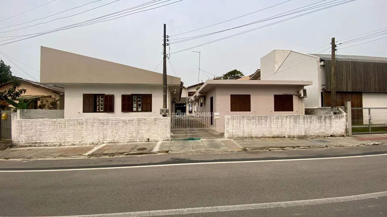 Conjunto de casas à venda em Garopaba/SC a 240m do mar com 5 unidades e matrícula