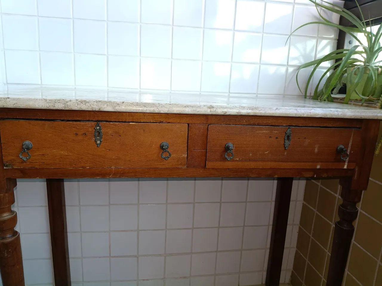 Mesa aparador em madeira de lei