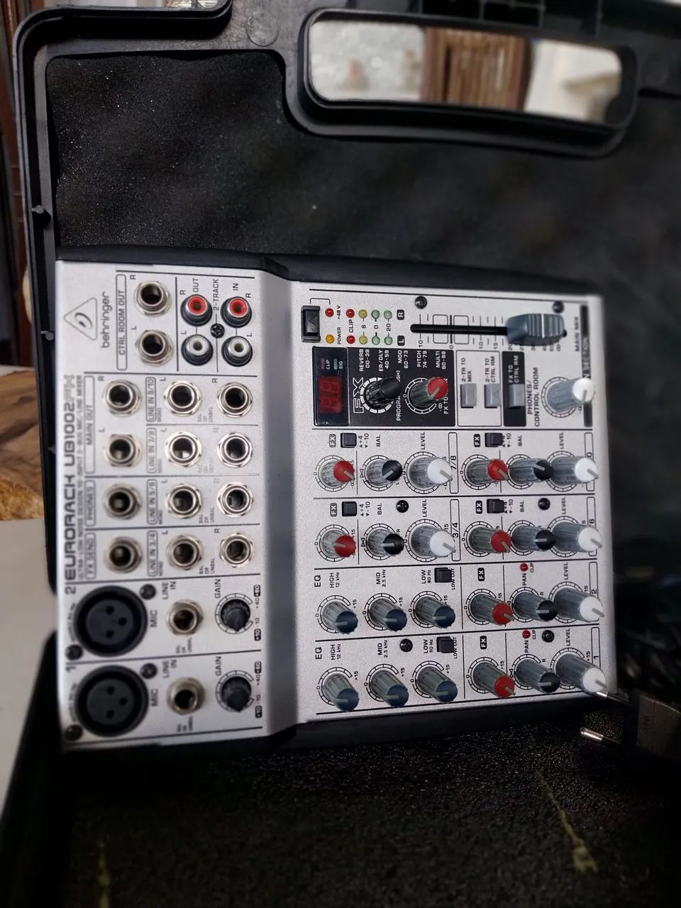 Mesa de som Behringer Eurorack UB1002FX.<br>